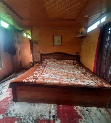 Houseboat Parimahal Deluxe