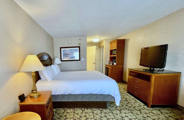 Houston Comfort with Outdoor Pool, Breakfast, and The Galleria Around the Corner