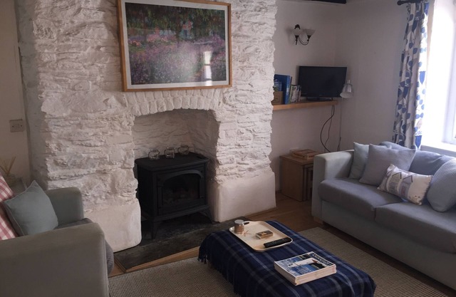 HOWTON COTTAGE - village cottage on coast path next to beaches