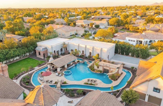 HÓZHÓ Luxe | Lazy River | Indoor Pickleball