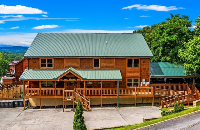 Huge 12-Bedroom Lodge w/Pool & Theater, Sleeps 56