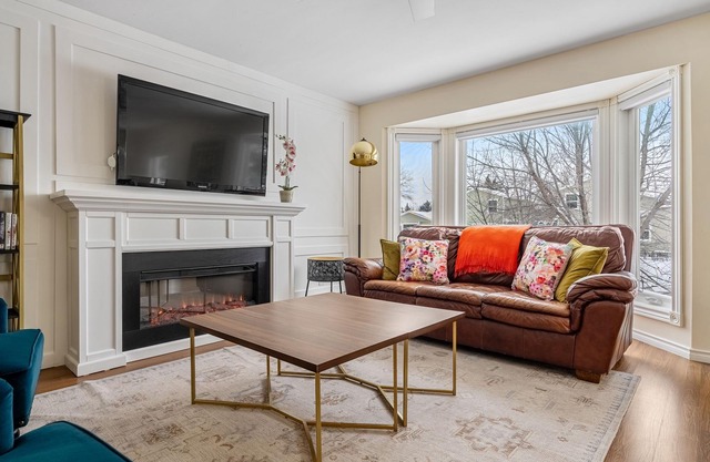 Huge 4-Level Split, BBQ Grill, Ideal for Groups, Sleeps 18+, King Bed