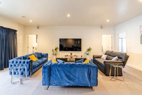 Huge 4BR Pool Table & 75" TV