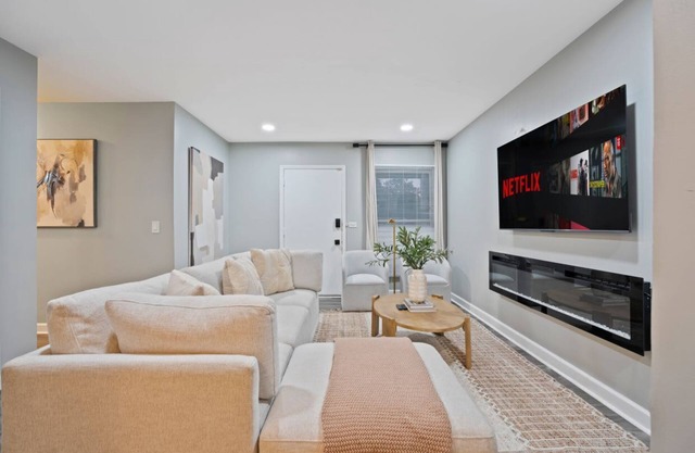 Huge 4BR w/Yard | Sleeps 8 | LCP Collection