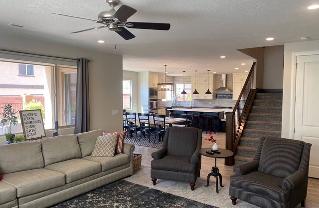 HUGE! 6 Bed, 8 Bath Home, Water Park, Lazy River, Fire pit, near Tuacahn, Views!