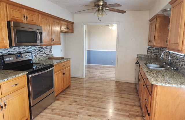 Huge 8 bedroom 2 houses Private Pond PilotPoint Aubrey Ranch sleeps 40 to 50