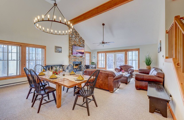 ⭐️ Huge Cabin 3min to Camelback + Hot Tub, Pool, Fireplace, Grill & Deck