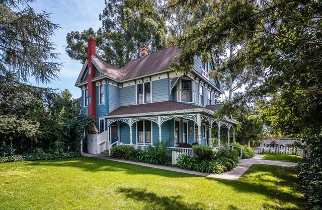 Huge Gorgeous Victorian With Beautiful Gardens