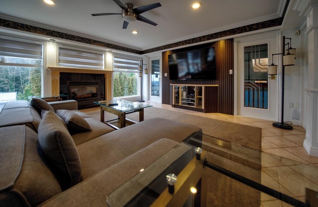 HUGE HOUSE Sleeps 22 Indoor Pool/hottub/gym/sauna/basketball court/play ground/
