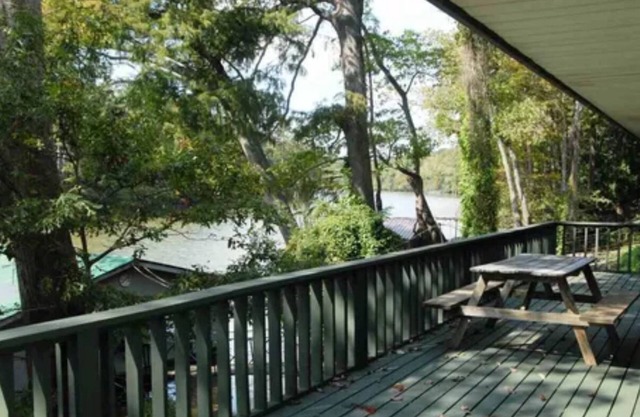 Huge lake house with plenty of activities in area; Outdoorsman paradise