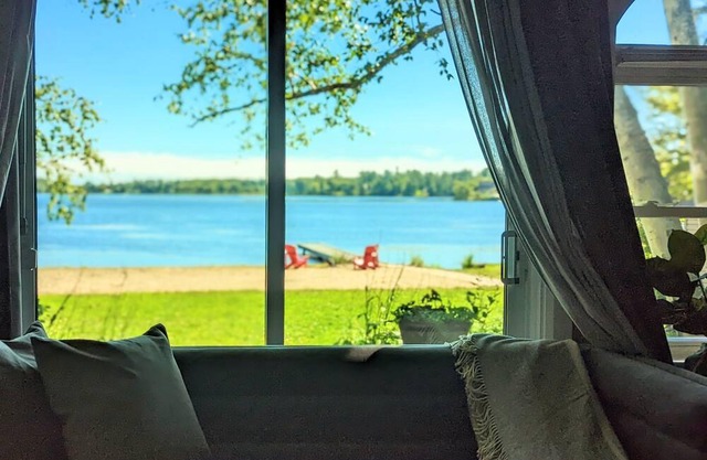 Huge Sandy Beach Cottage - 90 min from GTA