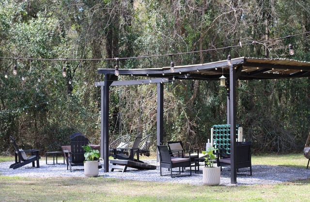 Huge Yard, BBQ, Fire-Pit, Devils Den & Rainbow Springs, Sleeps 5, Near HITS