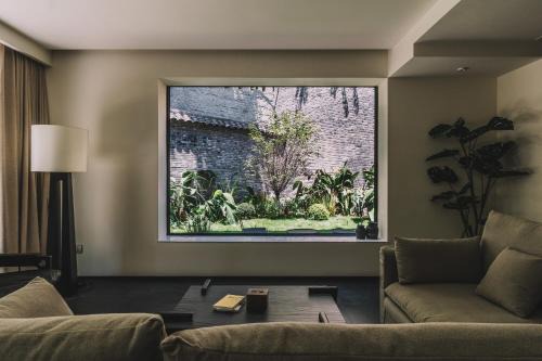 Huguang Hidden Villa Hotel