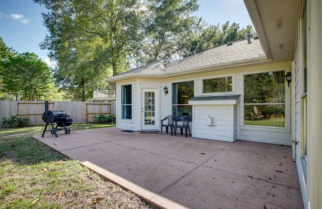 Humble Home w/Game Room, Near Deerbrook Mall!