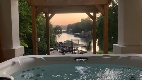 Hummingbird Home by AvantStay Boat House Dock