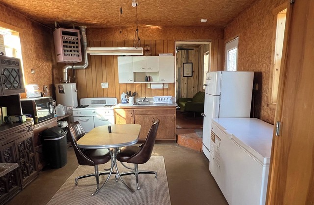 Hunter's Paradise 2-bedroom cabin in McLaughlin