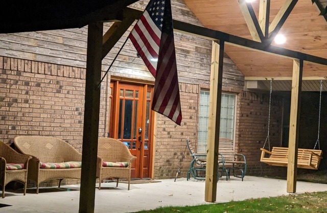 Hunting lodge, weekend getaway, family gatherings. private country setting.