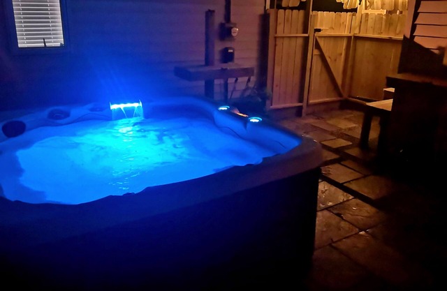Huntington's Hidden Gem! Private Hot Tub, King Size bed! Perfect Couple Getaway!