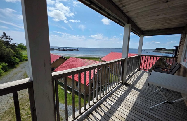 Hunts Point Rustic Coastal Retreat Deluxe Suite