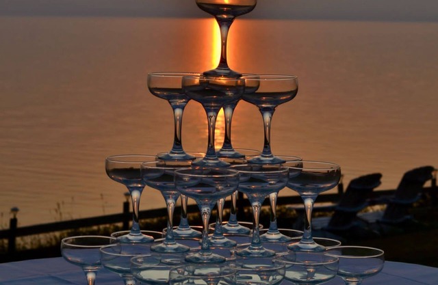 Huron-waterfront cottage6 bedrooms3baths with Hot tub/outdoor shower/pets2.