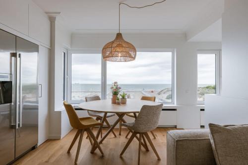 Huswell - Bright & Stylish Apartment Near Beach with Sea view