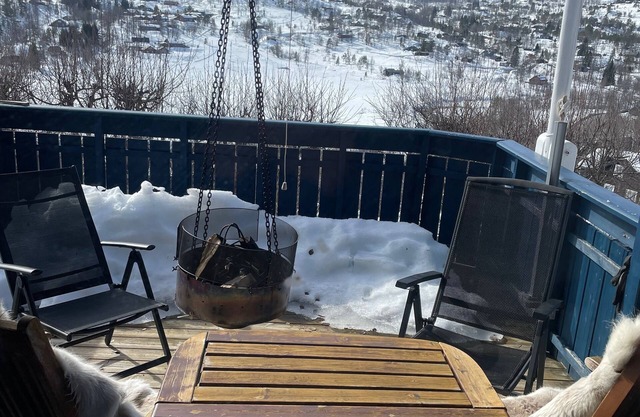 Hut with fireplace, great hiking trails nearby