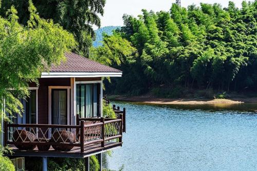 Huzhou Xisaishanqian Wooden Villa Hotel