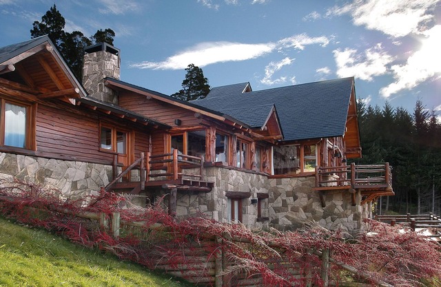 HV1 - Stunning Lake Front House in San Carlos de Bariloche
