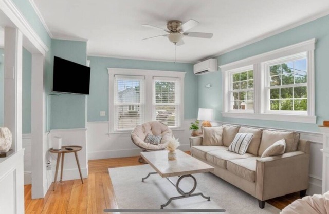 Hyannis Charmer walk to Main St.