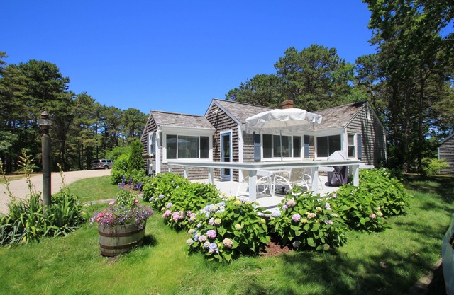 Hyannis Port 2BR Cottage. Partial ocean view! Private footpath to 2 Beaches!