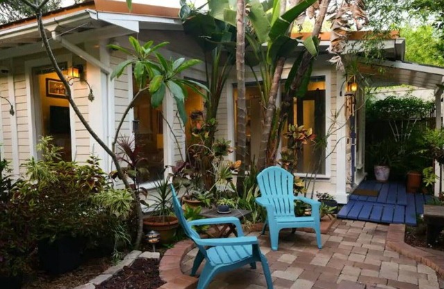 Hyde Park garden cottage steps from Bayshore/Soho