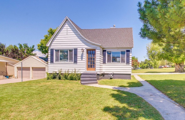 Hyde Park Home w/Fire Pit: Near Hiking Trails!