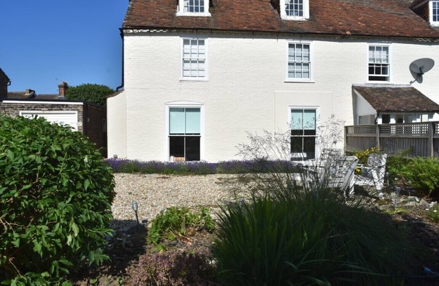 Hythe - centrally located ground floor apartment with a musical theme