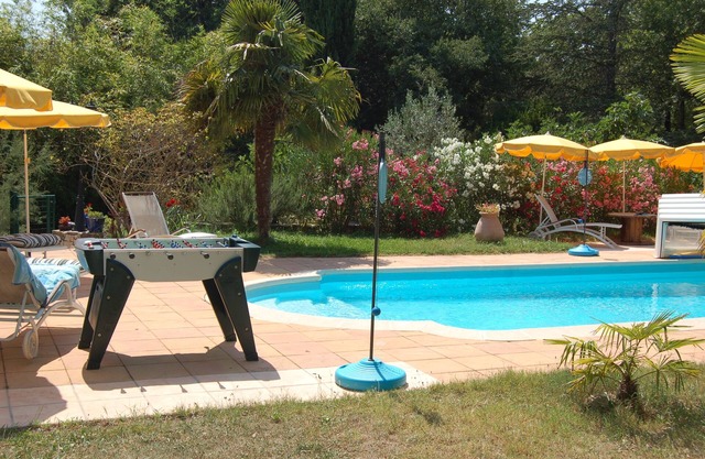 Independent apartment in Provencal country house, shady park, swimming pool, various games