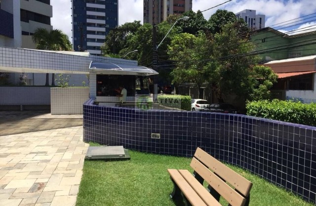 I rent a room in a well located building, with parking space, pool, sauna.