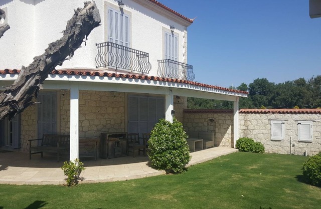 İzmir Çeşme'de özel havuzlu lüks tatik villası