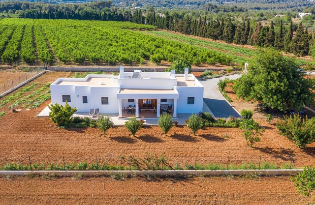 Ibizan Country House with Porch, Vegetable Garden, Sun terrace & Wi-fi
