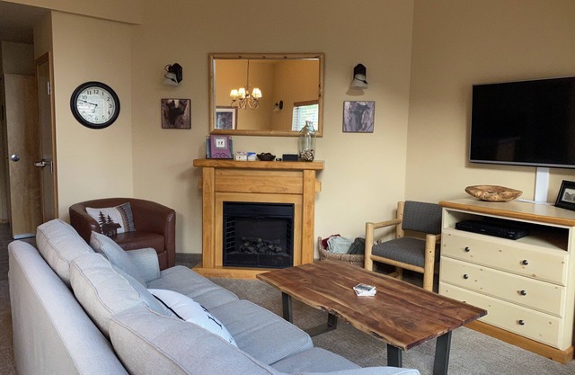 Icicle Village Resort, Luxury Queen Suite Condo. Just 1/2 mile from down town