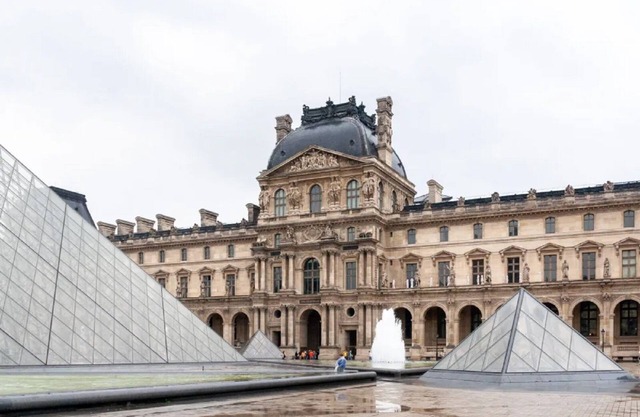 Iconic Parisian Living: Studio Apartment in Les Halles District