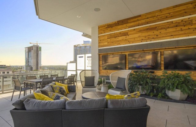Ideal Downtown 1BR w/Gym, W/D, Pool, walk to 6th St bars, by Blueground