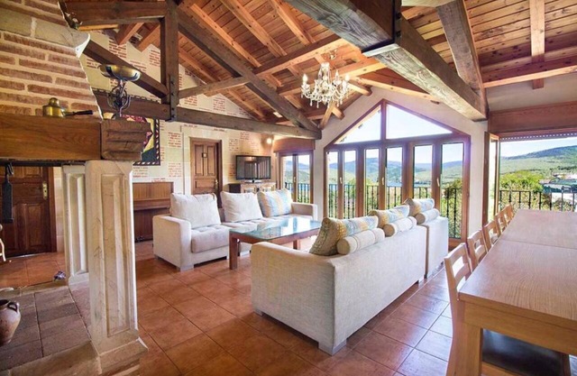 ideal for large families, pets allowed, garden, barbecue, fireplace