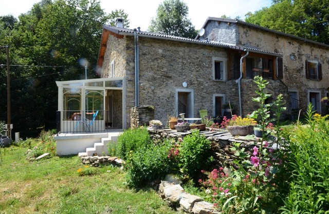 Ideal for children: games, wide-open spaces 500m away, animals to cuddle