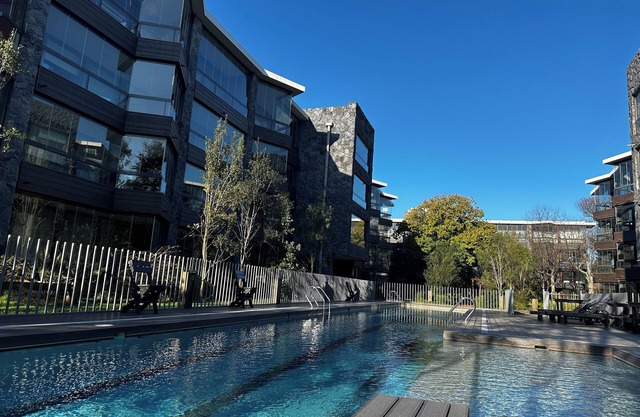 Ideal for couples: centrally located studio with pool and parking.