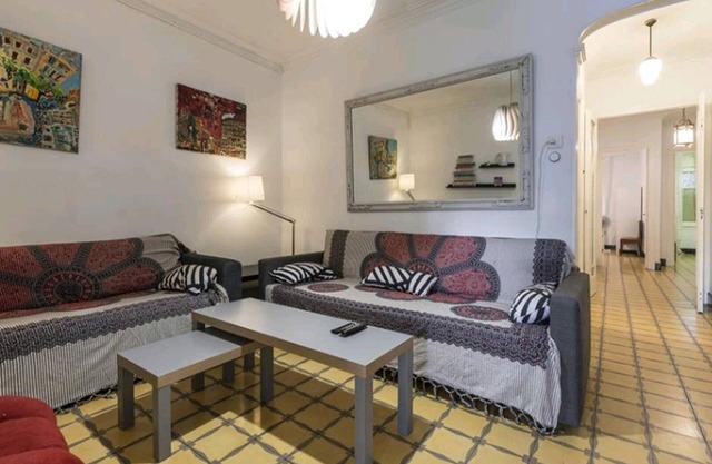 Ideal for families. 3 minutes from the subway. 12 minutes S. Familia by subway