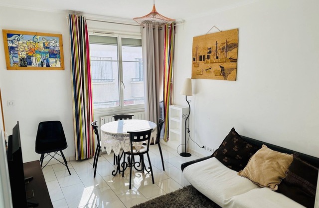 Ideal for visiting Paris,nright next to the Bois, pets welcome!