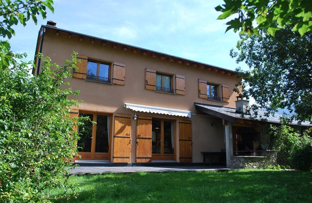 Ideal house for a family of 8 on ERR, 5 km from Spain and 20 minutes from the slopes.