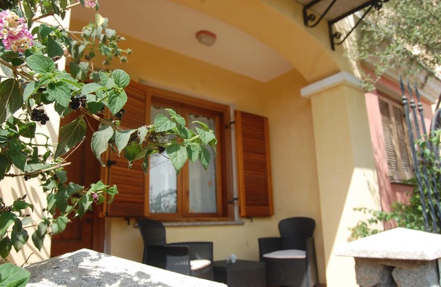 ideal location a stone's throw from the sea and a few minutes walk from the cent