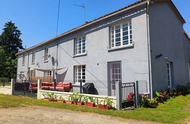 IDEAL LOCATION FOR A LARGE FAMILY OR SMALL GROUP, 8 PEOPLE, IN A QUIET HAMLET