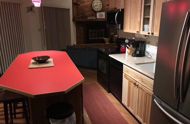 Ideal Location! 2BR+Loft/3BA Sleeps 8 easily. Skiing, sailing, kayaking, etc.