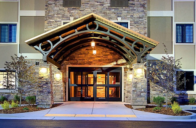 Ideal Location! Free Breakfast Buffet. Pool, Hot Tub & Waterslide. Near Salt Palace Convention Center!